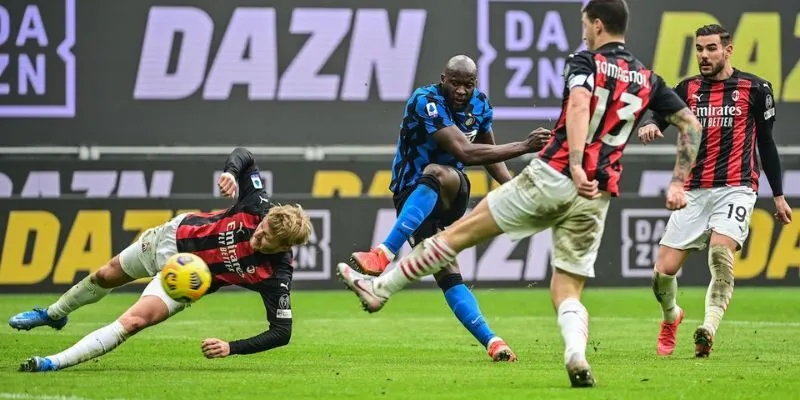 Trận đấu bóng đá Ý diễn ra kịch tính, khốc liệt